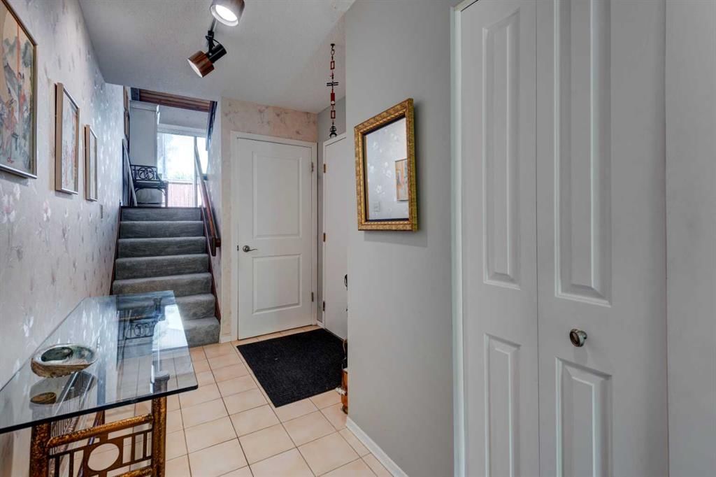 2, 10030 Oakmoor Way SW, Calgary — photo 3 of 37