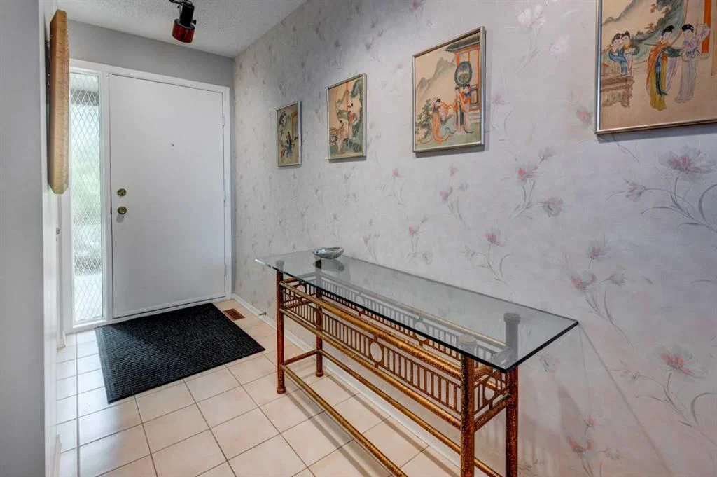 2, 10030 Oakmoor Way SW, Calgary — photo 4 of 37