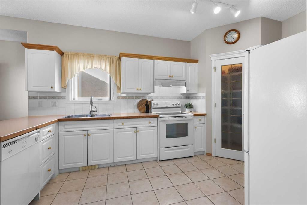38 Scimitar Circle NW, Calgary — photo 5 of 50