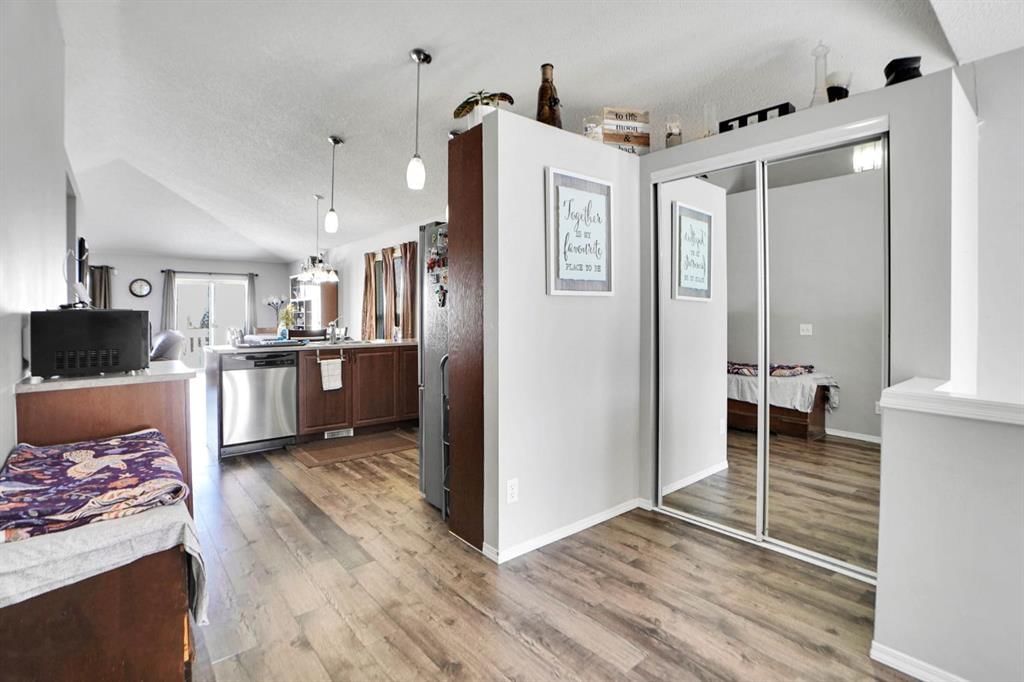 94 Inverness Park SE, Calgary — photo 3 of 32