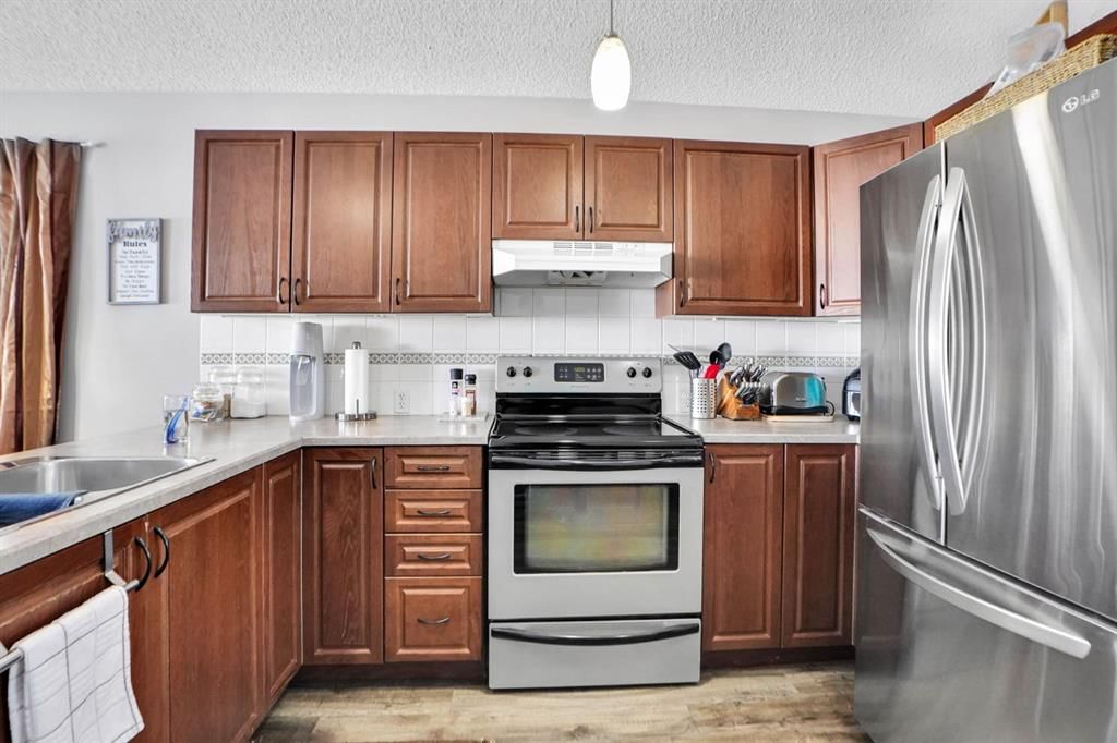 94 Inverness Park SE, Calgary — photo 5 of 32