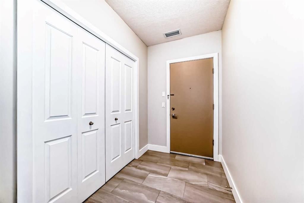 304, 1899 45 Street NW, Calgary — photo 3 of 26