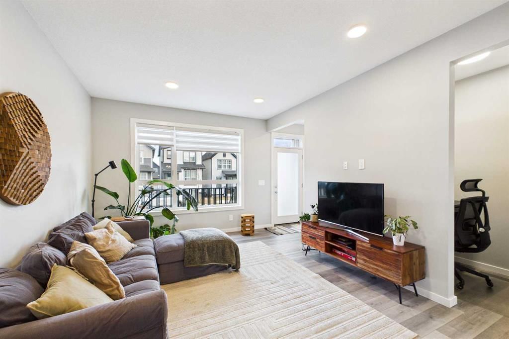 41 Heirloom Crescent SE, Calgary — photo 4 of 38