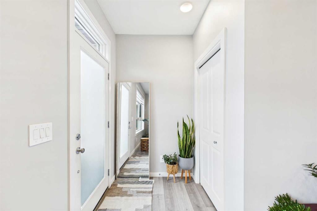 41 Heirloom Crescent SE, Calgary — photo 5 of 38