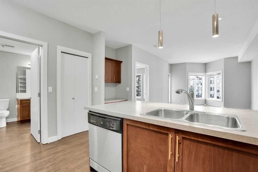 319, 20 Royal Oak Plaza NW, Calgary — photo 4 of 46