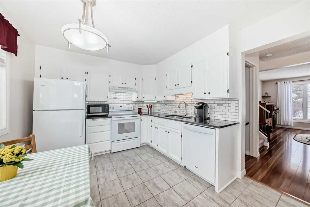 24 Cedarwood Hill SW, Calgary — photo 3 of 32