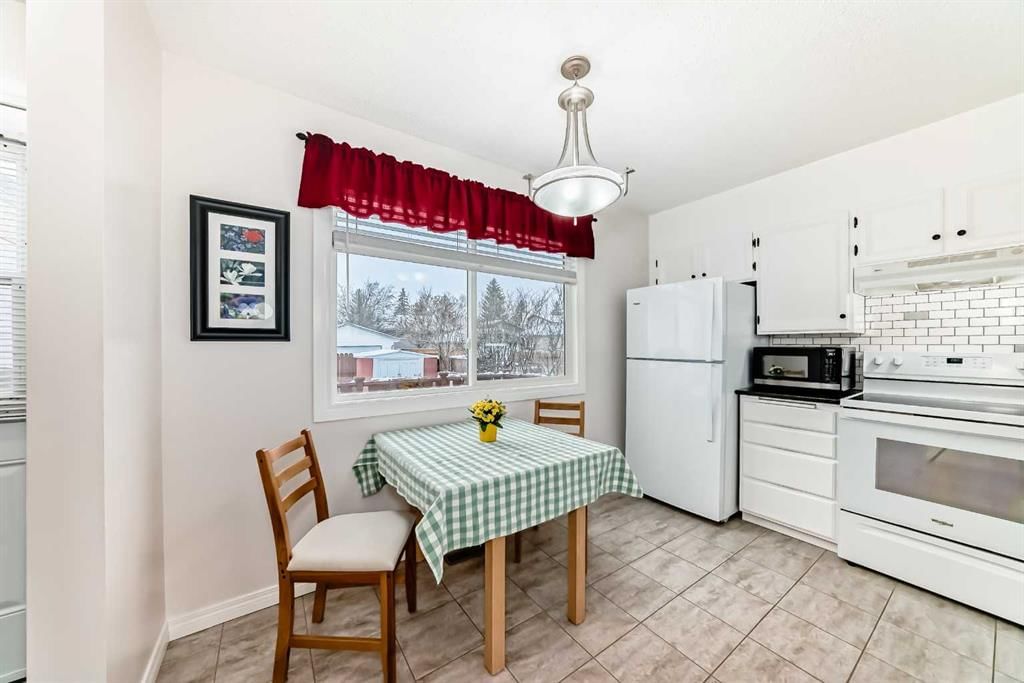 24 Cedarwood Hill SW, Calgary — photo 4 of 32
