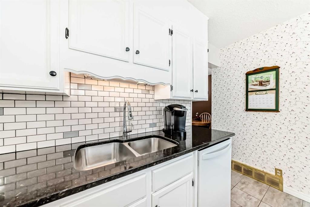 24 Cedarwood Hill SW, Calgary — photo 5 of 32