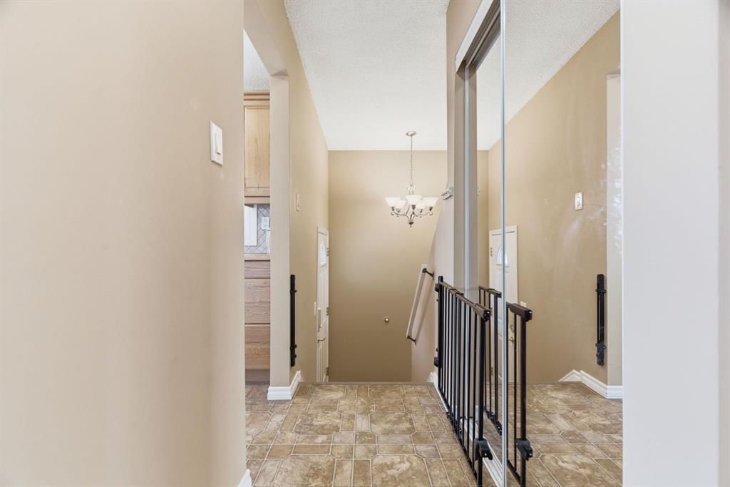 6605 Huntridge Hill NE, Calgary — photo 4 of 49