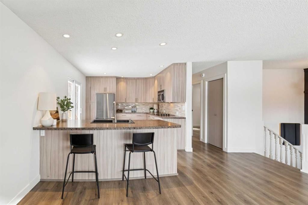 11016 Braton Place SW, Calgary — photo 4 of 45