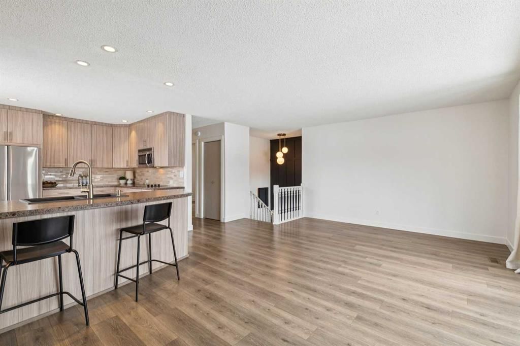 11016 Braton Place SW, Calgary — photo 5 of 45