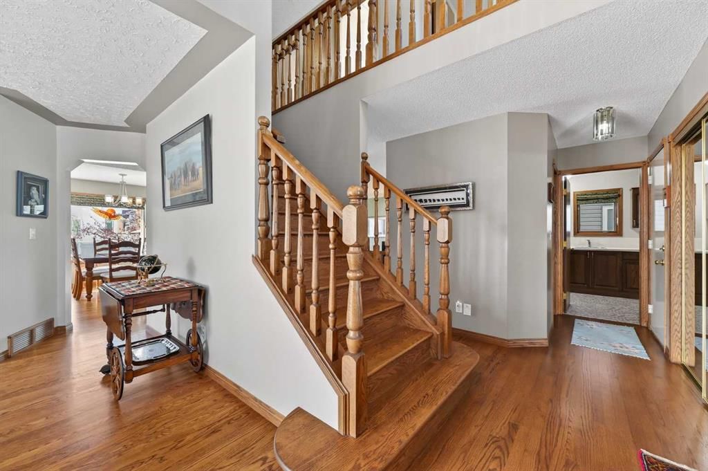 68 Hawkland Circle NW, Calgary — photo 2 of 48