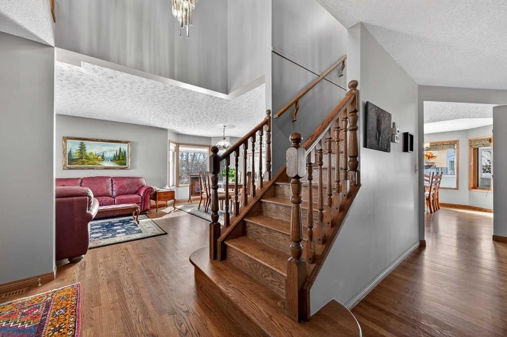 68 Hawkland Circle NW, Calgary — photo 4 of 48