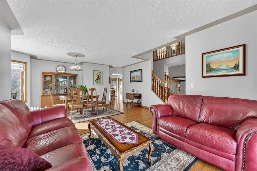 68 Hawkland Circle NW, Calgary — photo 5 of 48