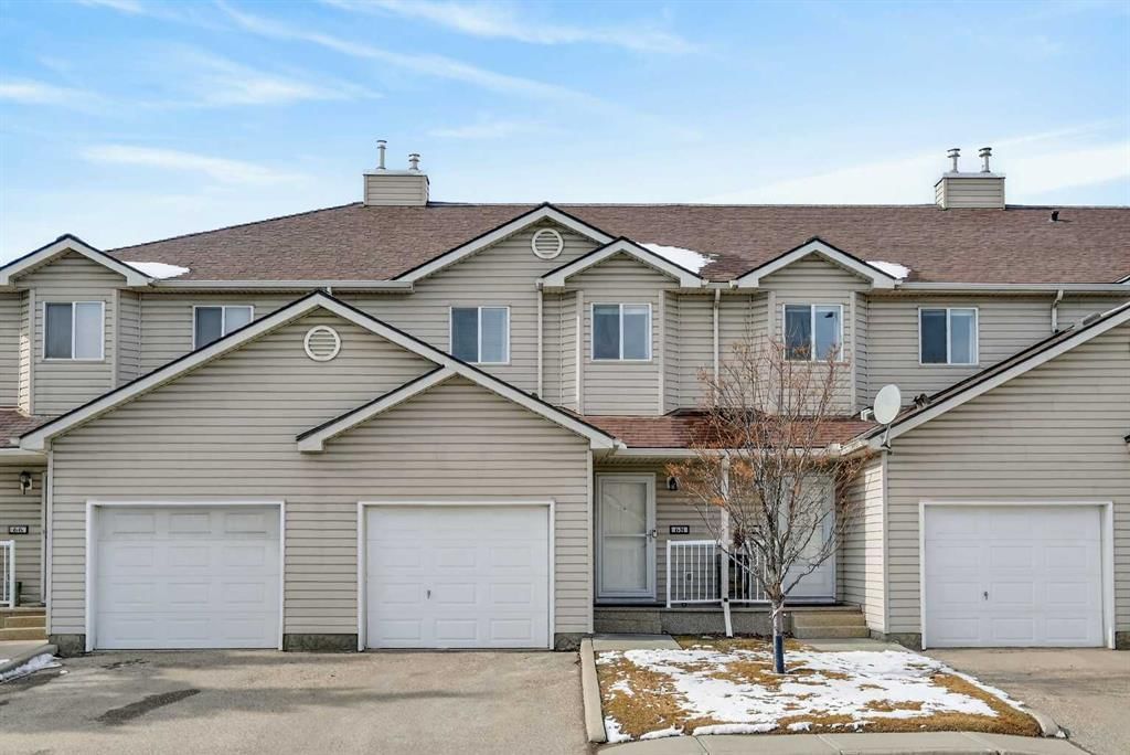 68 Douglas Glen Park SE, Calgary — main listing photo