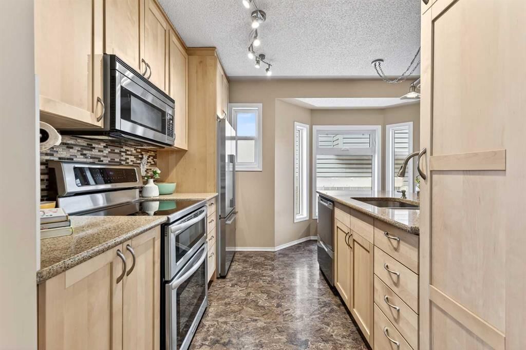 886 Erin Woods Drive SE, Calgary — photo 2 of 41
