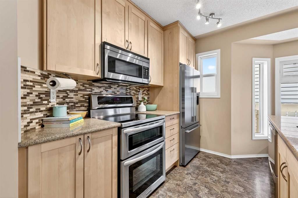 886 Erin Woods Drive SE, Calgary — photo 3 of 41