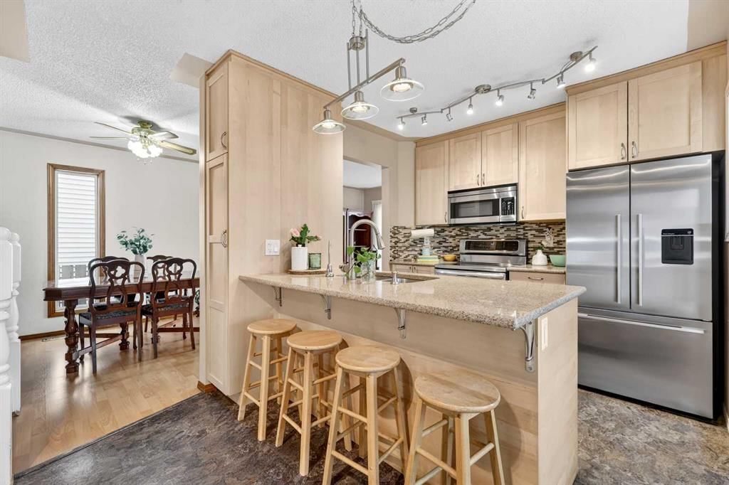 886 Erin Woods Drive SE, Calgary — photo 5 of 41