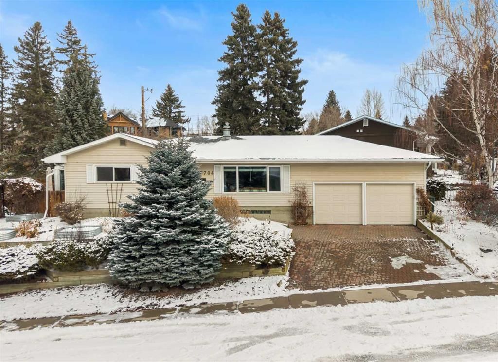 2704 48 Avenue NW, Calgary — main listing photo