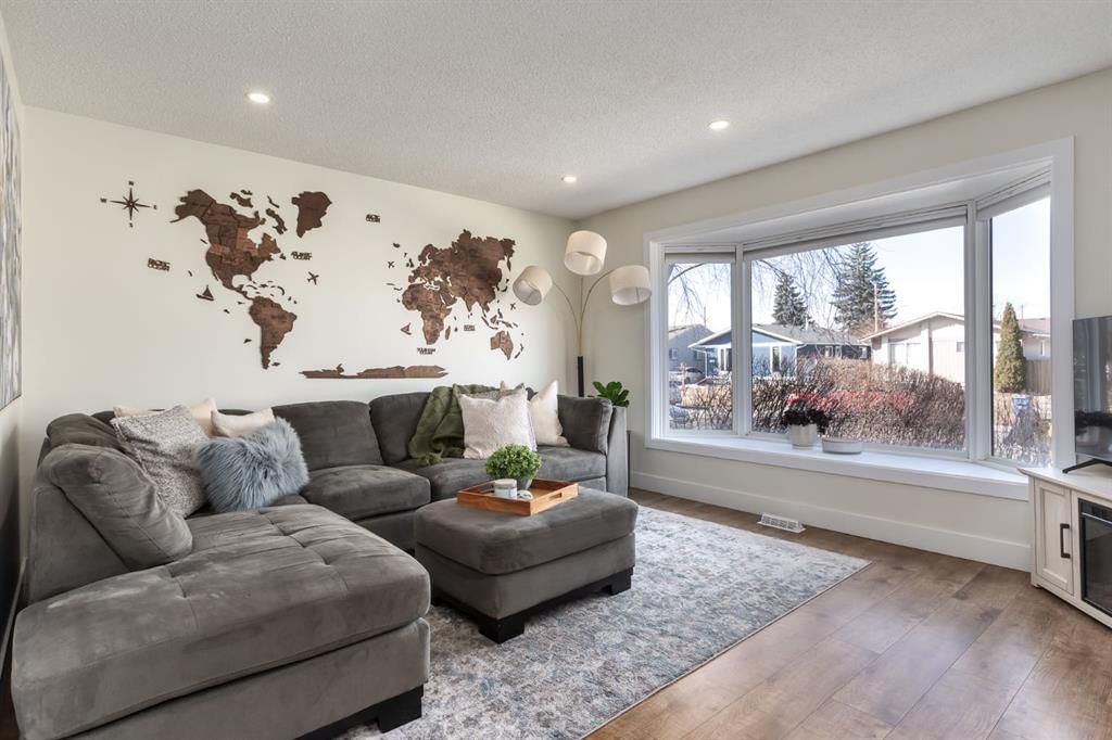 7806 20A Street SE, Calgary — photo 2 of 28