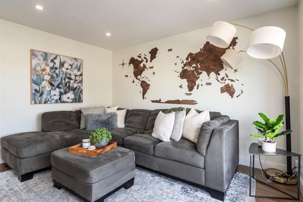 7806 20A Street SE, Calgary — photo 3 of 28