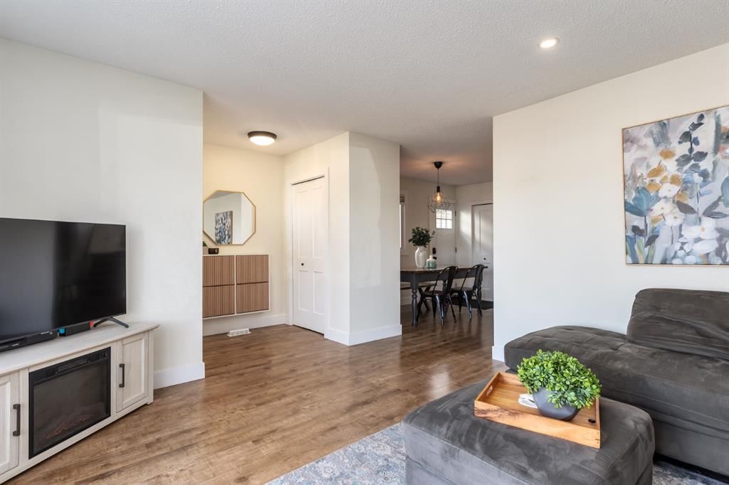 7806 20A Street SE, Calgary — photo 4 of 28