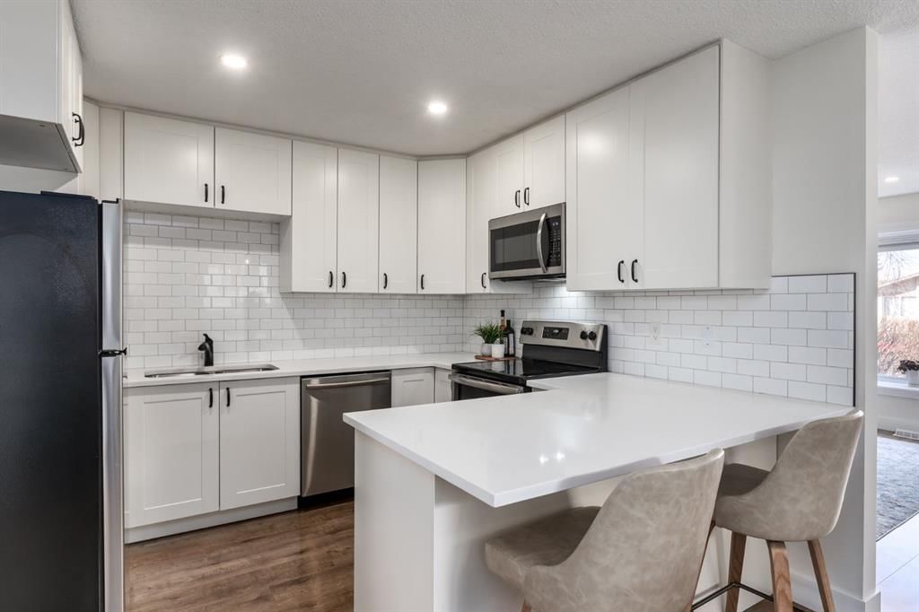 7806 20A Street SE, Calgary — photo 5 of 28