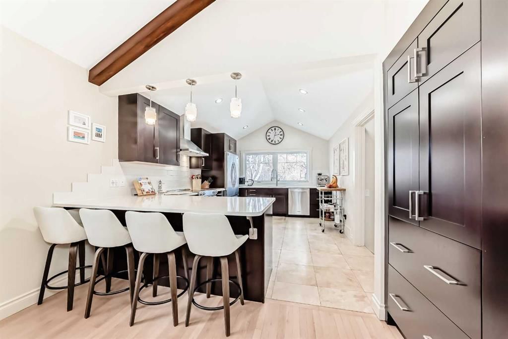 332 Varsity Close NW, Calgary — photo 3 of 50