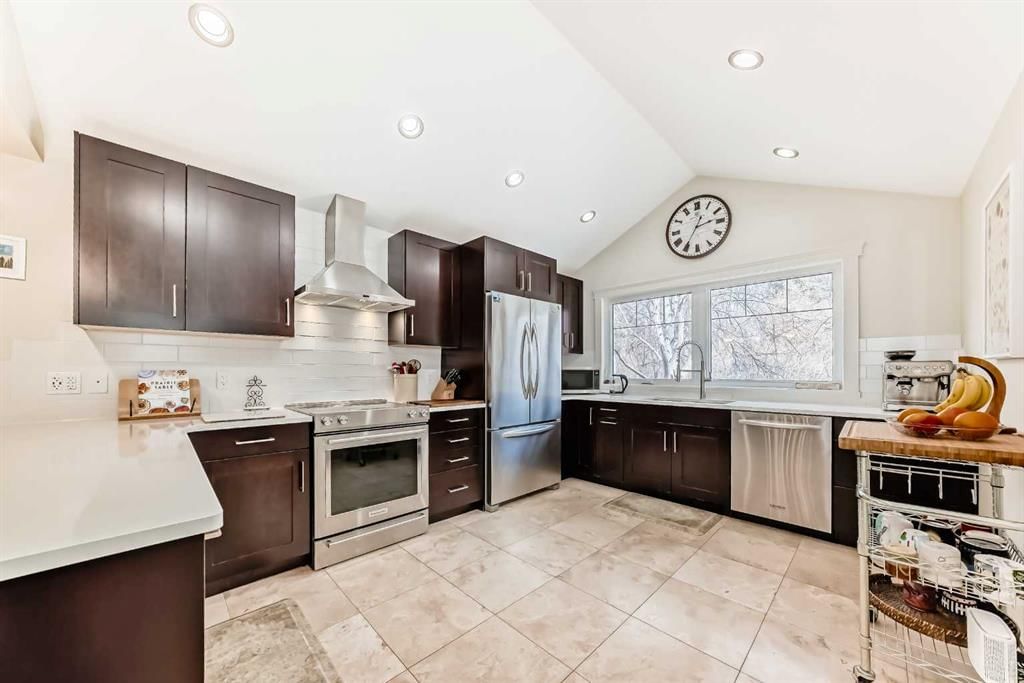 332 Varsity Close NW, Calgary — photo 4 of 50