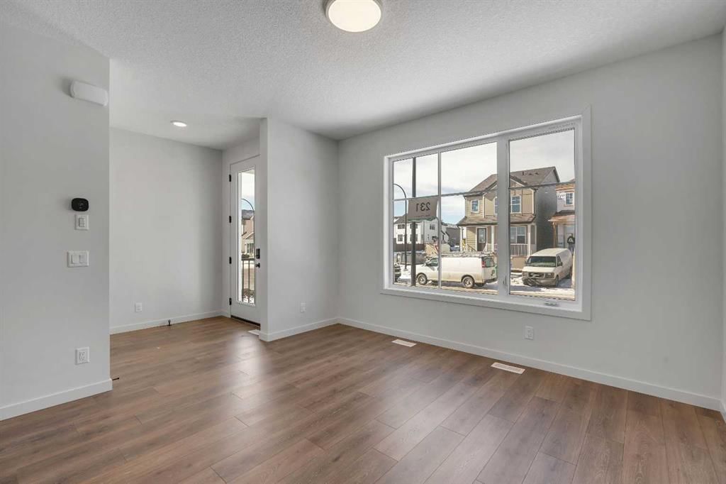 231 Bartlett Crescent SE, Calgary — photo 2 of 35