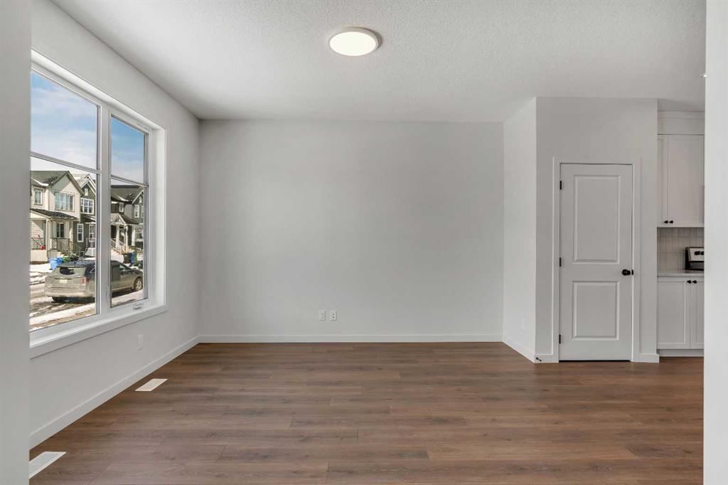 231 Bartlett Crescent SE, Calgary — photo 3 of 35