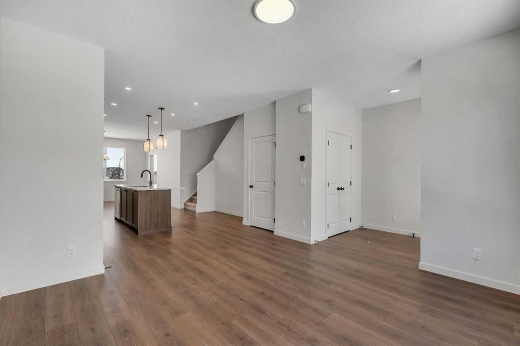 231 Bartlett Crescent SE, Calgary — photo 4 of 35