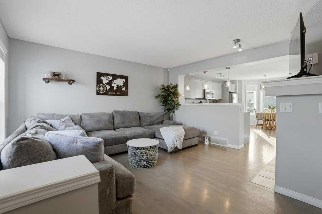 505 Mckenzie Towne Drive SE, Calgary — photo 4 of 43