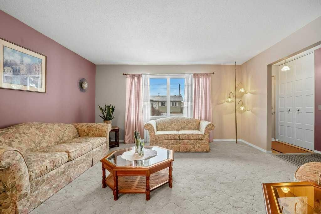 6736 Malvern Road NE, Calgary — photo 3 of 39