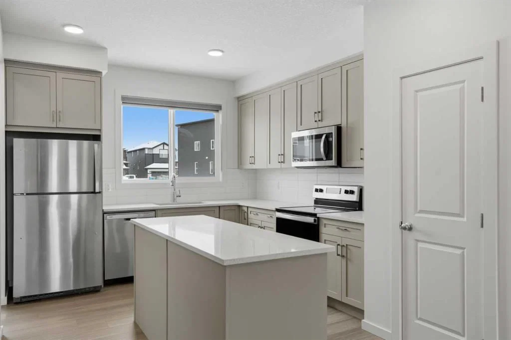 49 Belmont Drive SW, Calgary — photo 5 of 43