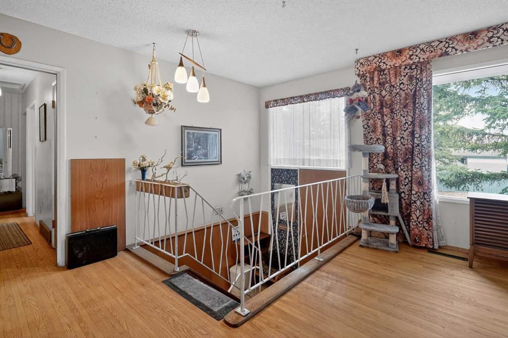 4911 Vanguard Road NW, Calgary — photo 3 of 40