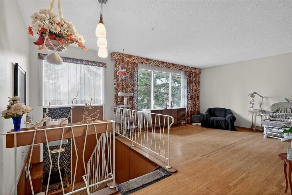 4911 Vanguard Road NW, Calgary — photo 5 of 40