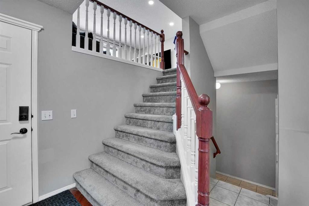 39 Douglasview Road SE, Calgary — photo 5 of 50