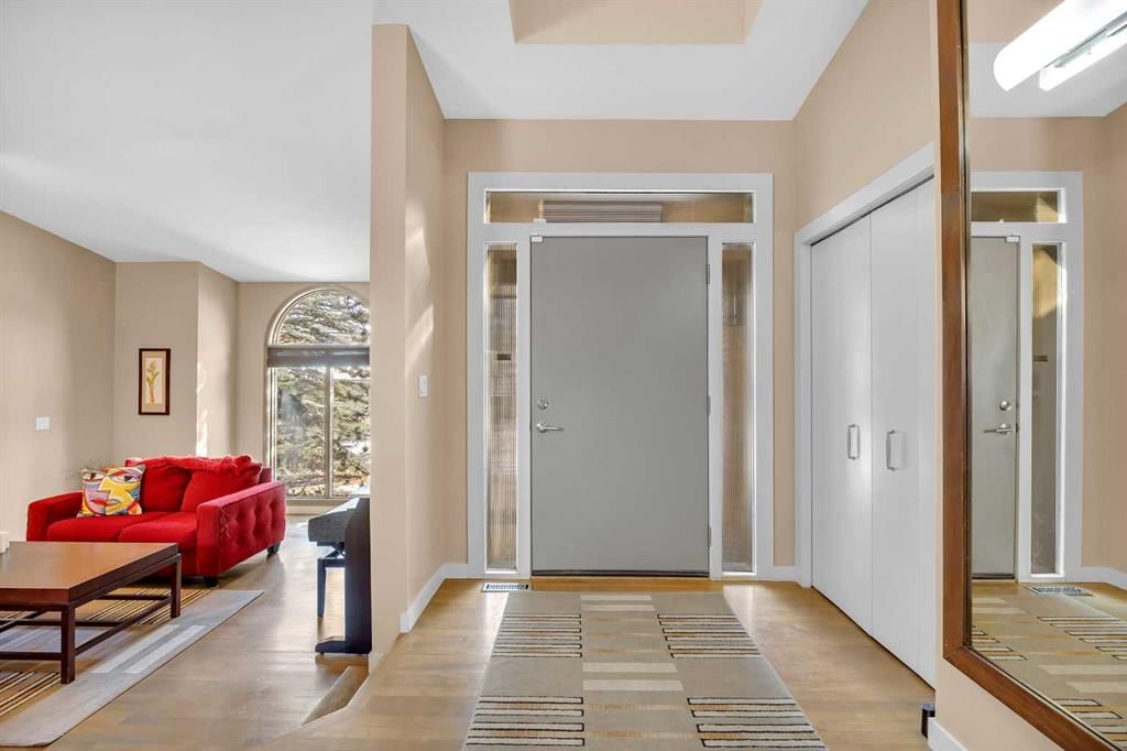 30 Oakmount Court SW, Calgary — photo 4 of 50