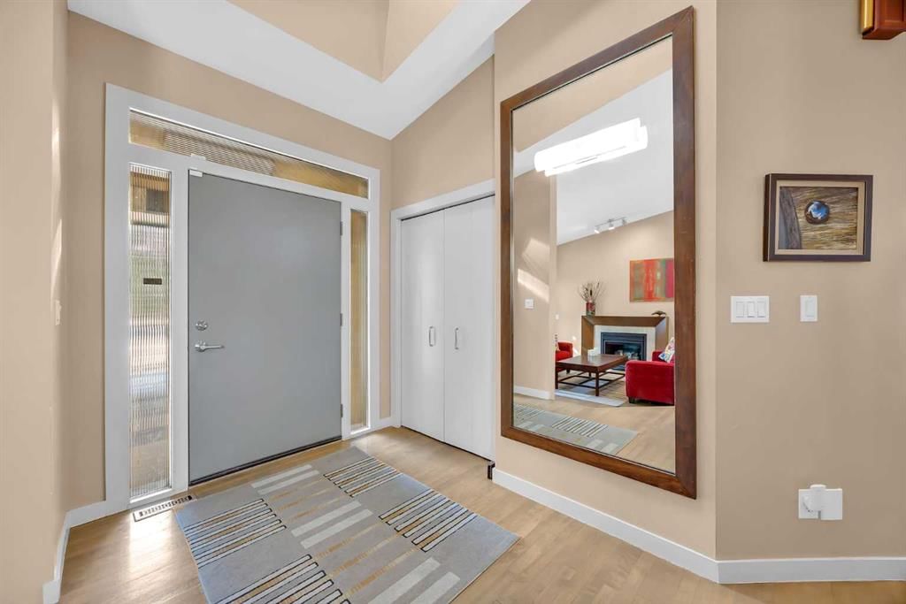 30 Oakmount Court SW, Calgary — photo 5 of 50