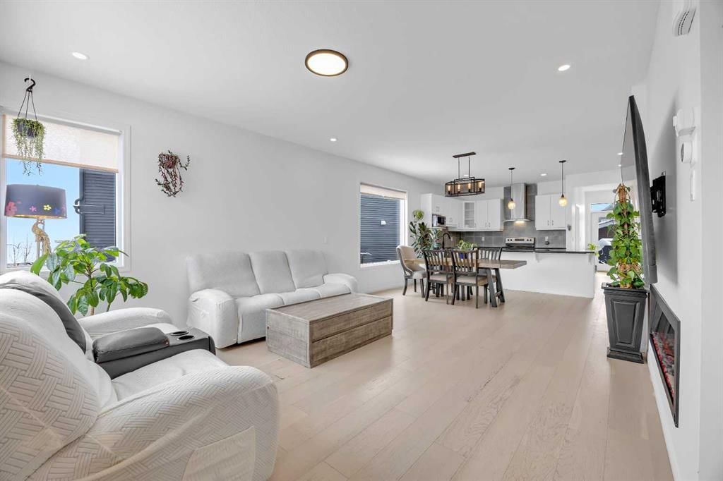 76 Edith Mews NW, Calgary — photo 4 of 50