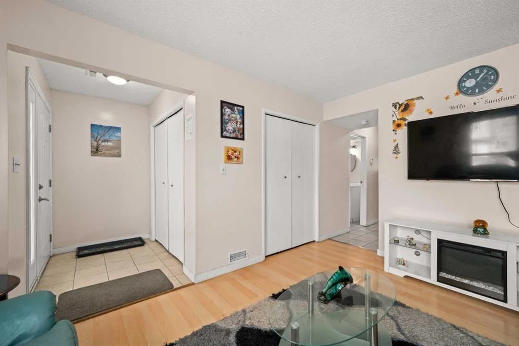 124 Berkley Way NW, Calgary — photo 3 of 24
