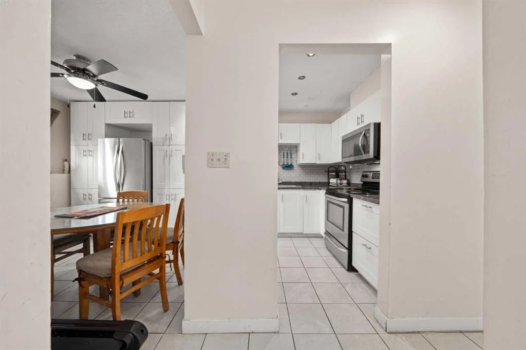 124 Berkley Way NW, Calgary — photo 4 of 24