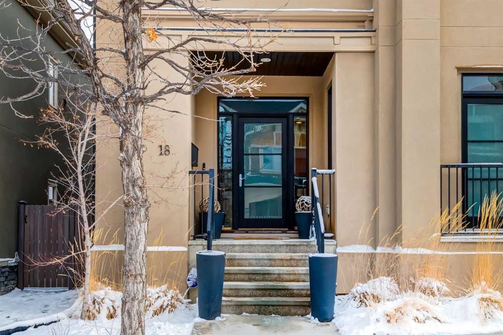 18 Murmansk Way SW, Calgary — photo 2 of 45