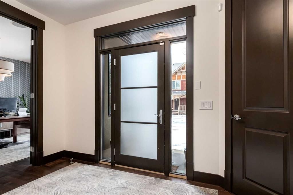 18 Murmansk Way SW, Calgary — photo 4 of 45