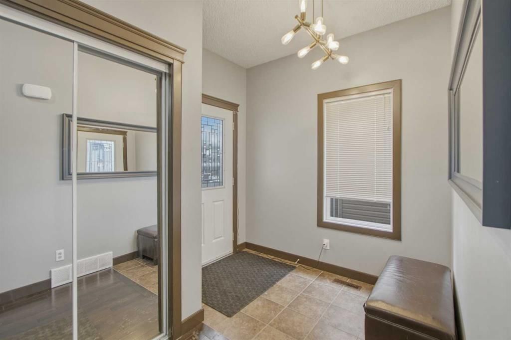13 Evanscove Manor NW, Calgary — photo 5 of 36