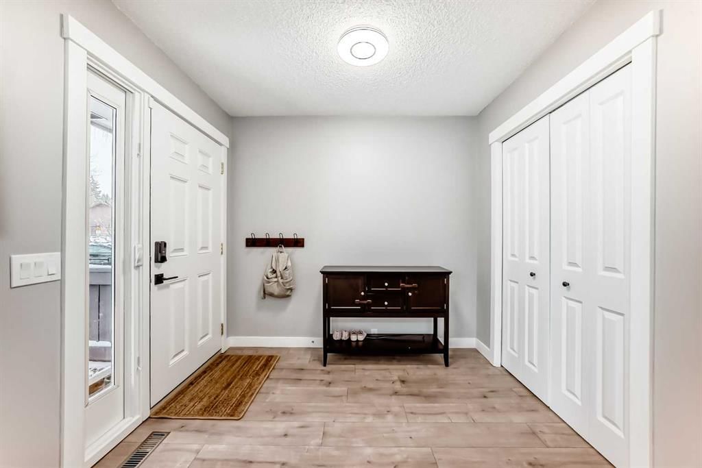 94, 2300 Oakmoor Drive SW, Calgary — photo 2 of 29