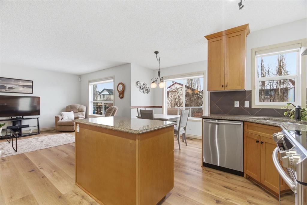 329 Douglas Ridge Circle SE, Calgary — photo 5 of 48
