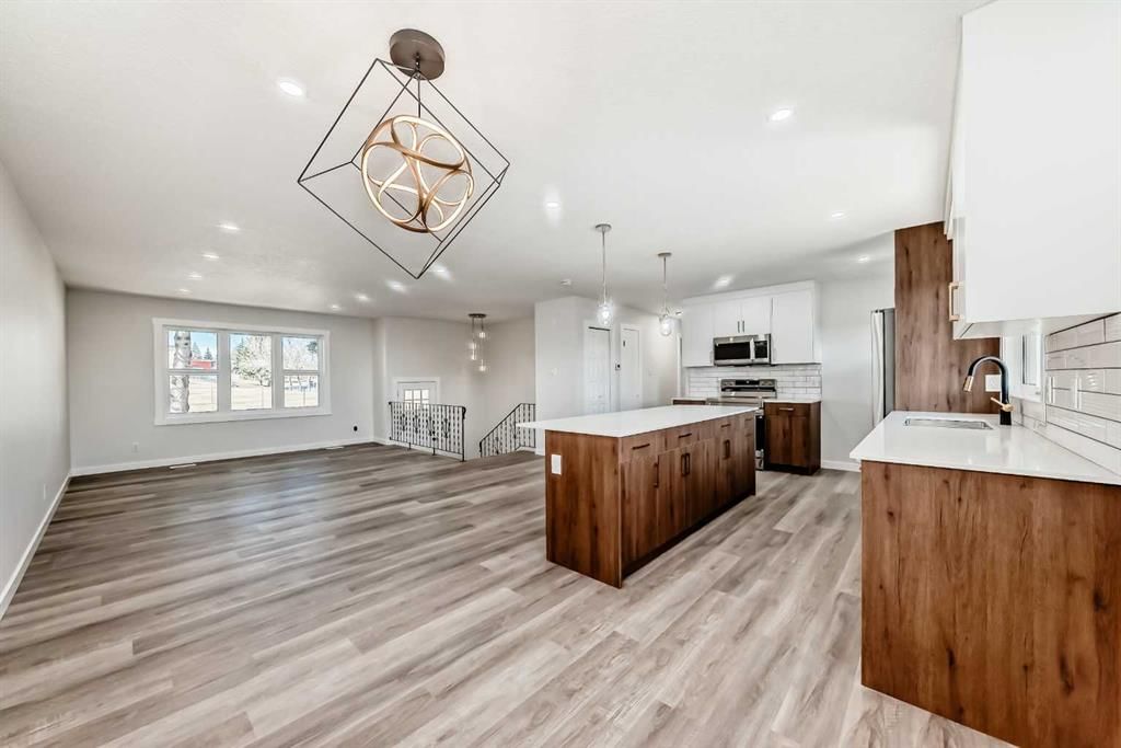 10832 7 Street SW, Calgary — photo 4 of 41