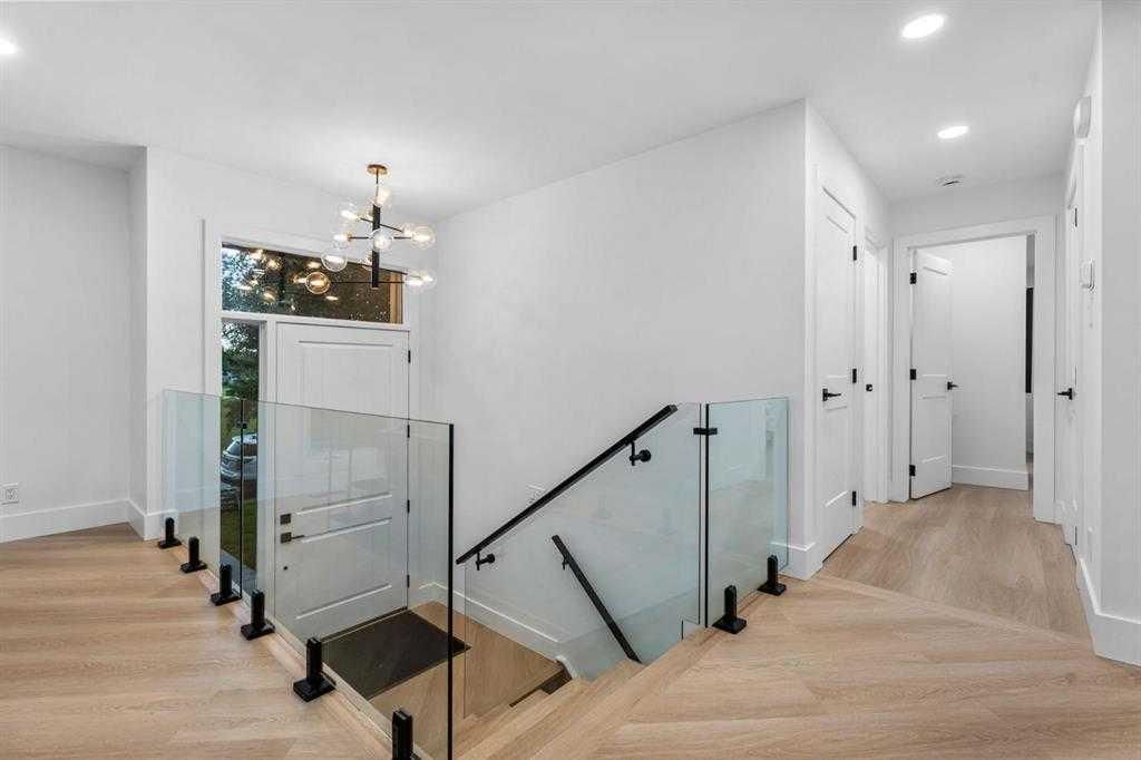 10404 Maplemont Road SE, Calgary — photo 4 of 37
